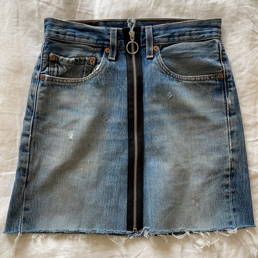 Levi’s Medium-Wash Skirt with Zipper